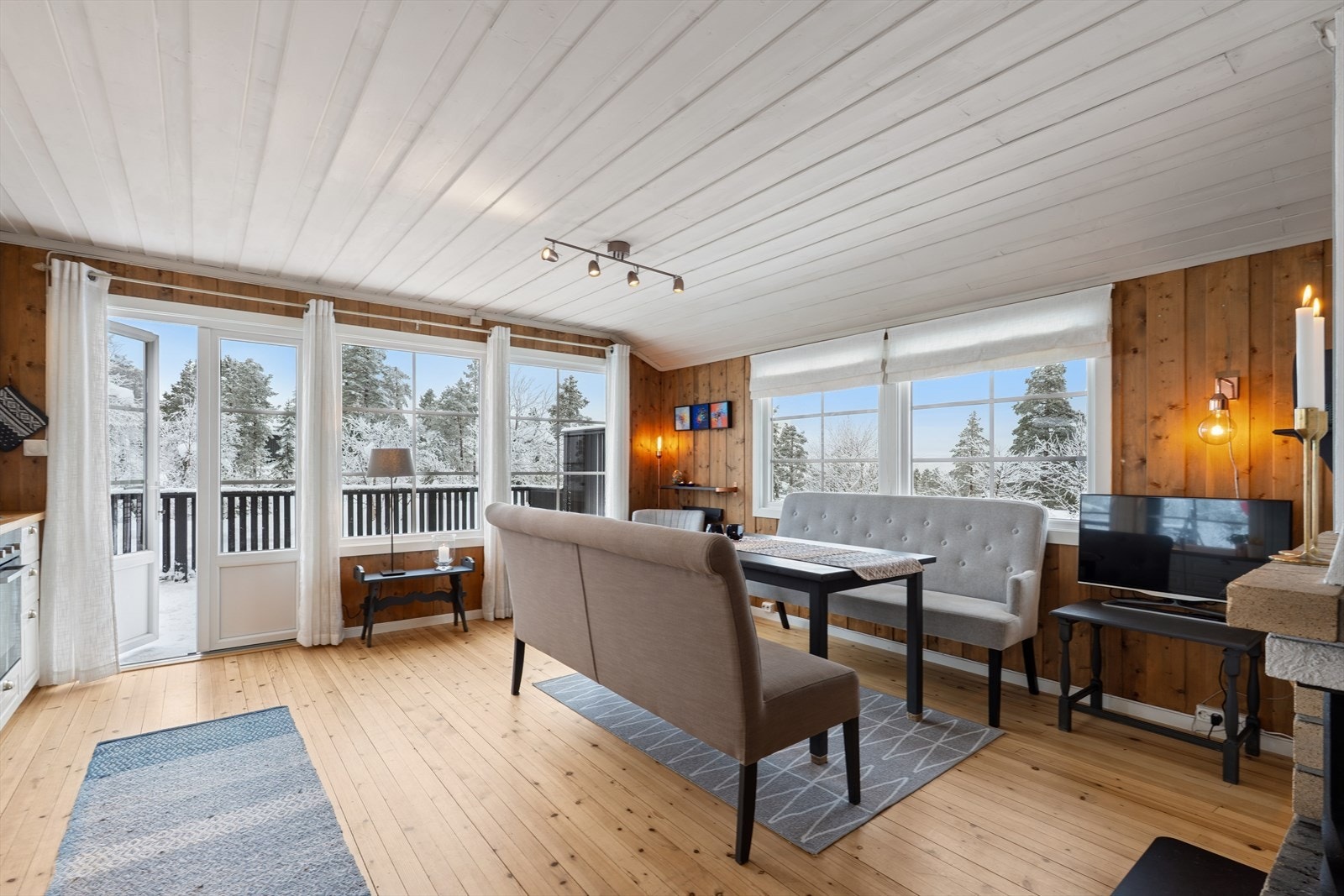 Åpen, lys og praktisk planløsning mellom stue og kjøkken. Galleribilde