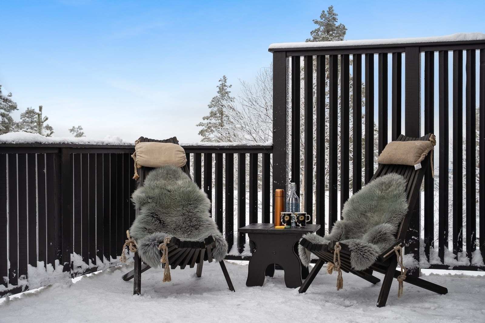 Koselig uteplass med sittegruppe og bord for en trivelig kaffestund i fine omgivelser. Galleribilde