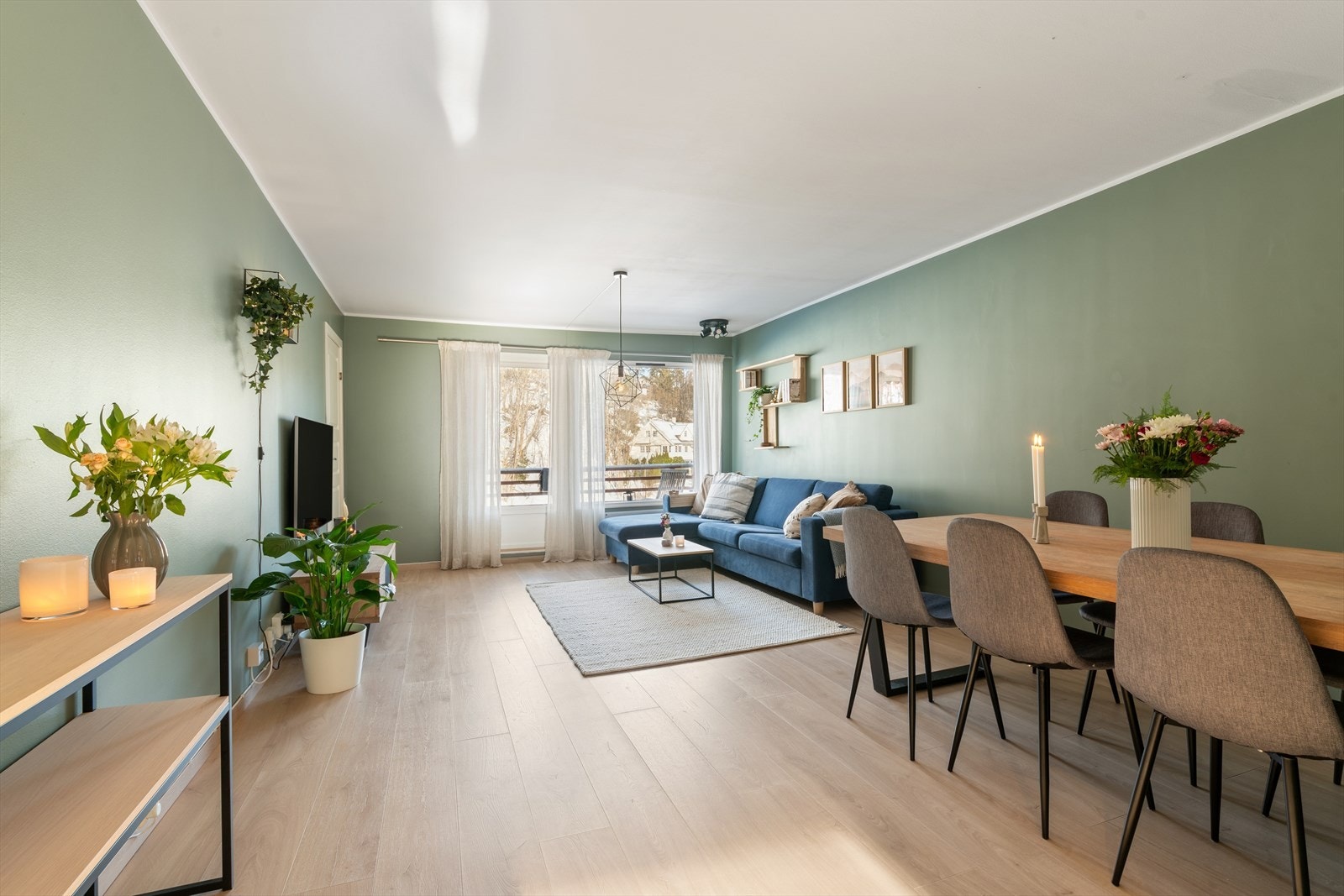 Stuen byr på store vindusflater mot to himmelretninger og et fantastisk lysinnslipp. Galleribilde