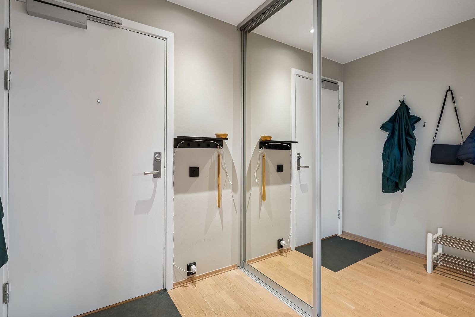 Velkommen inn! Entre med skyvedørsgarderobe Galleribilde
