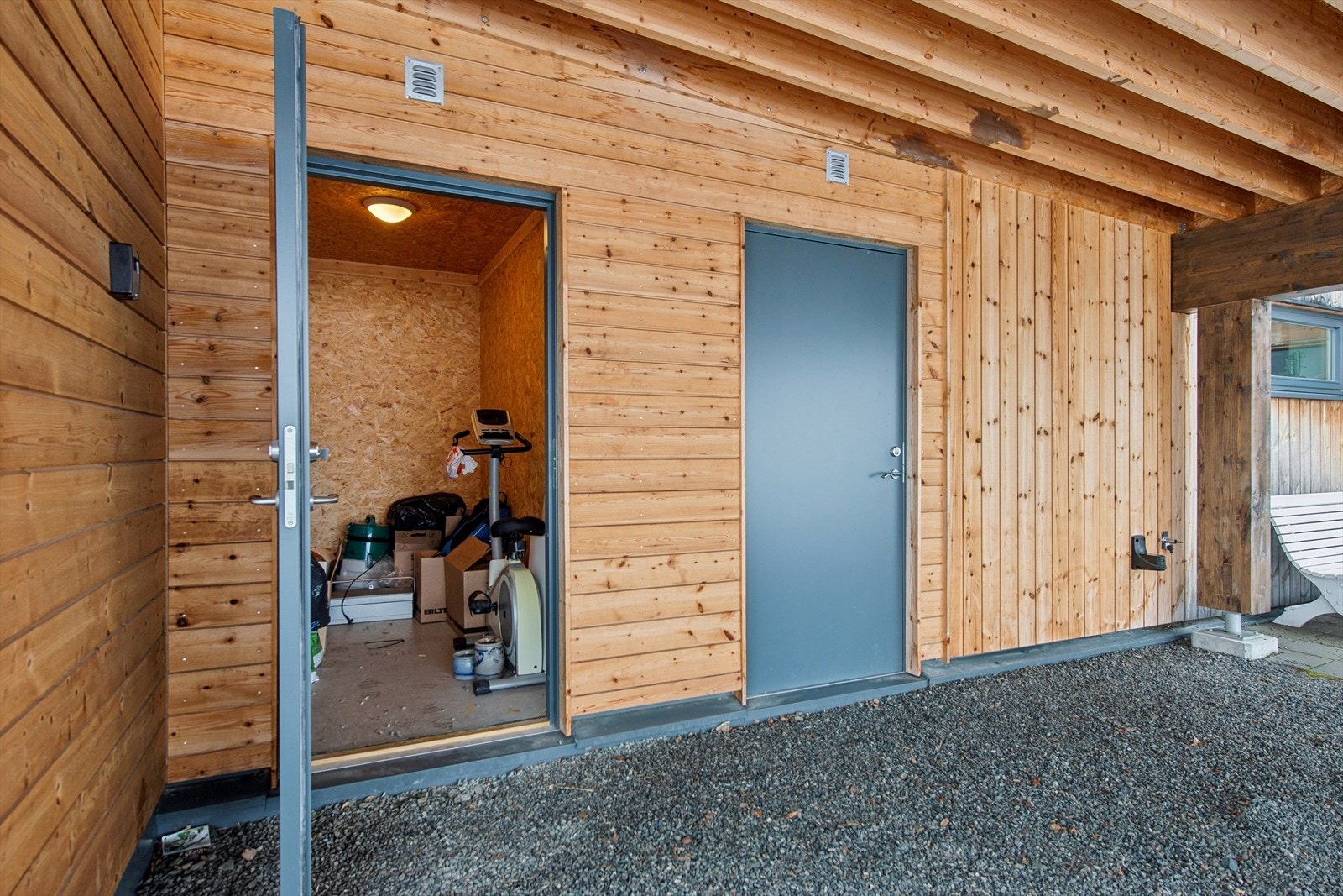 I tilknytning til carporten følger en ekstern bod på 5 m². Galleribilde