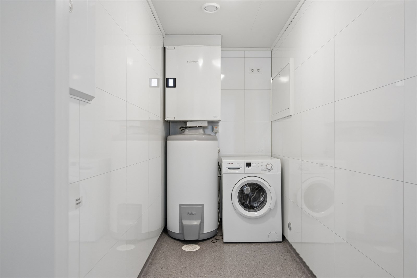 Varmtvannsbereder på 200 liter, balansert ventilasjonsanlegg og opplegg for vaskemaskin. Galleribilde