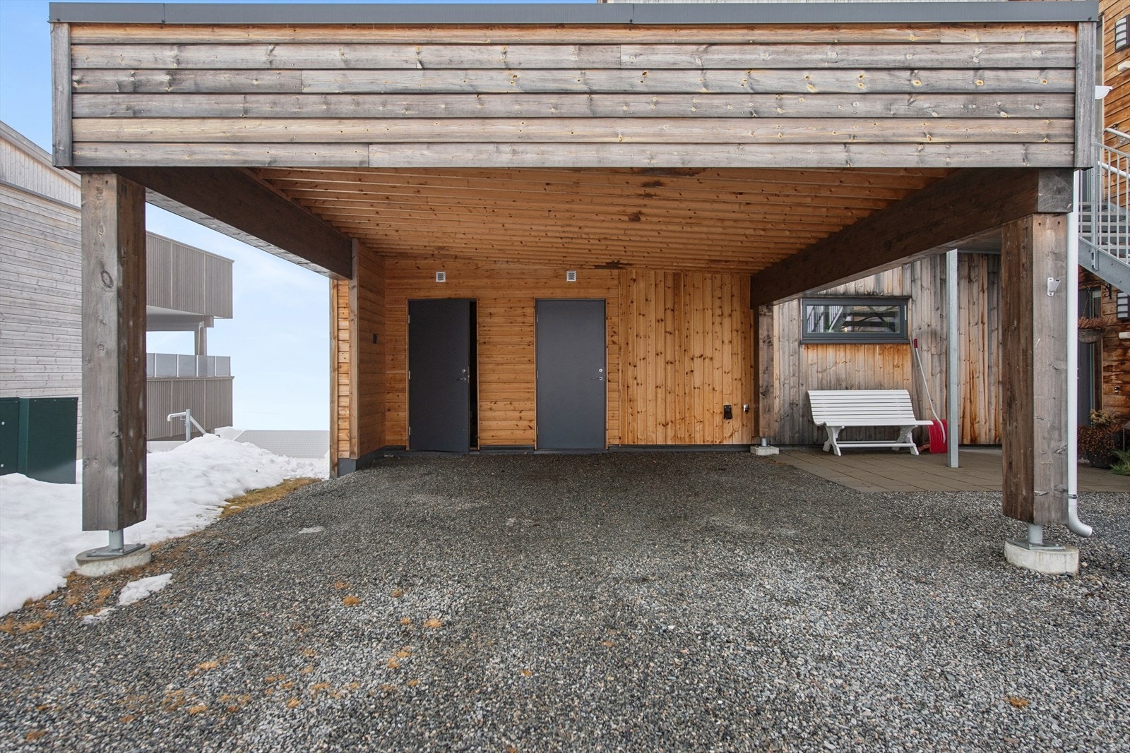 Til leiligheten hører en fast biloppstillingsplass i carport. Galleribilde