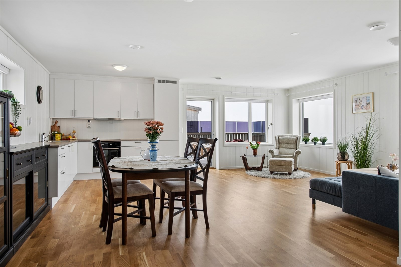 Den åpne løsningen gir en god flyt mellom stue, spiseplass og kjøkken. Galleribilde