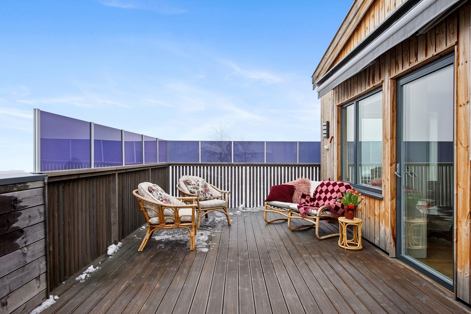 Den vestvendte terrassen har god plass til sittegruppe. Galleribilde