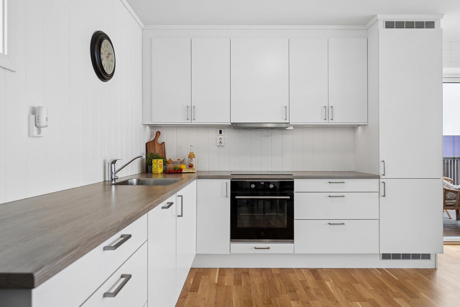 Kjøkkenet er utstyrt med integrert koketopp, komfyr, kjøleskap og oppvaskmaskin. Galleribilde