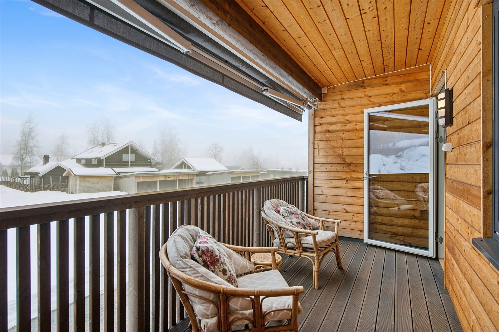 Den sørvendte terrassen har adkomst fra entréen. Galleribilde