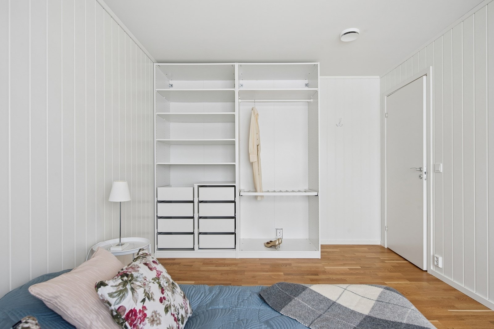 God plass til en romslig garderobeløsning. Galleribilde