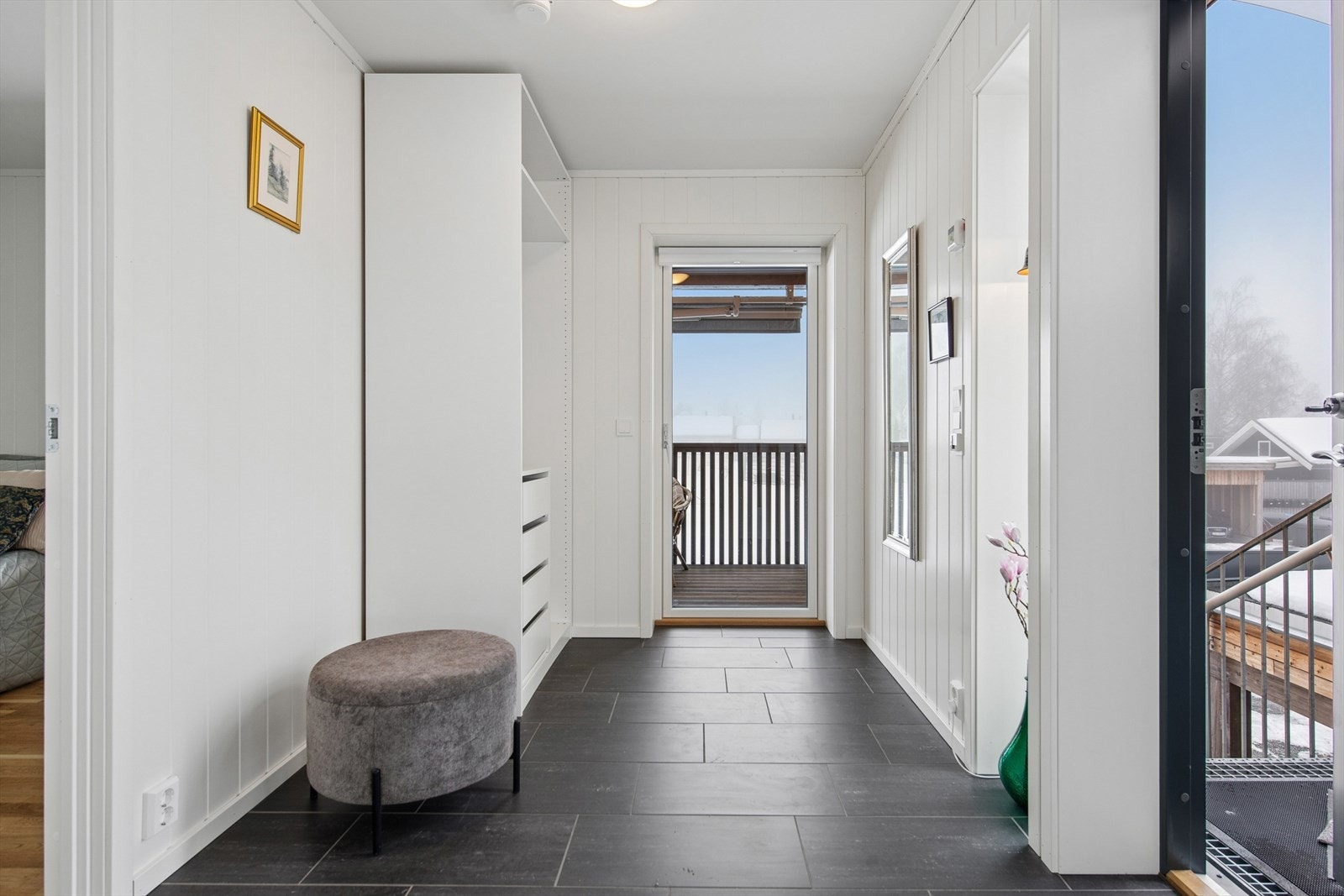 Romslig entré med direkte utgang til en sørvendt terrasse. God plass til garderobeløsninger. Galleribilde