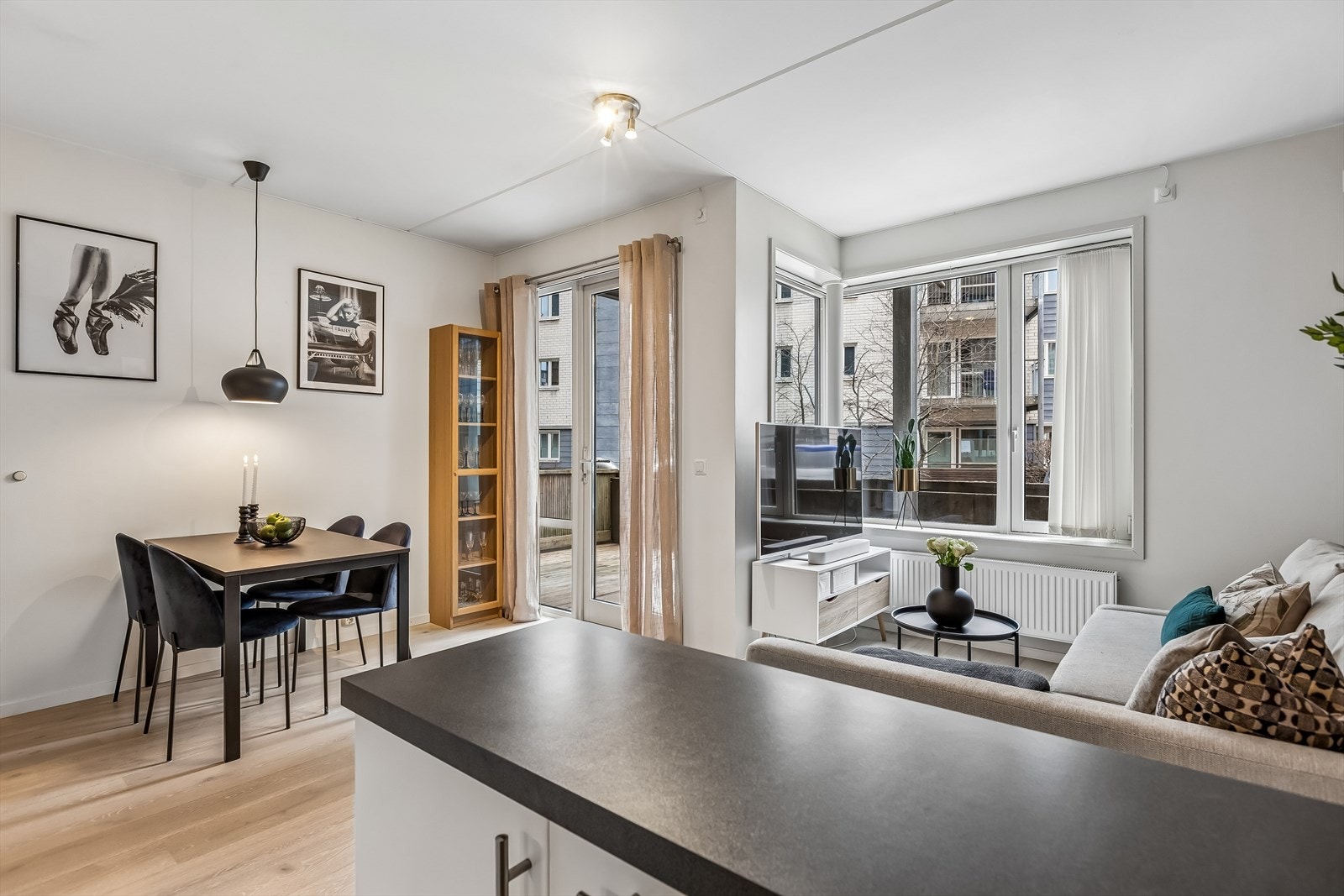 Det ble i 2026 lagt nytt gulv i stue, kjøkken og gangareal. Galleribilde