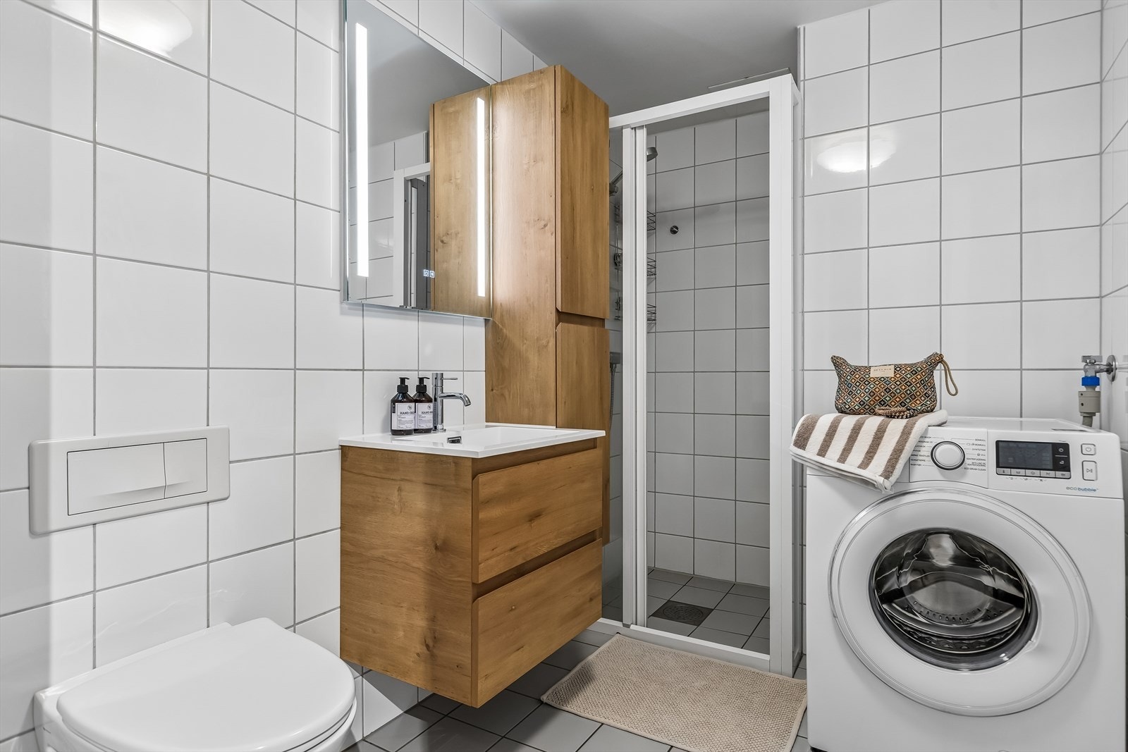 Flislagt bad på ca. 5m² med gulvvarme. Galleribilde