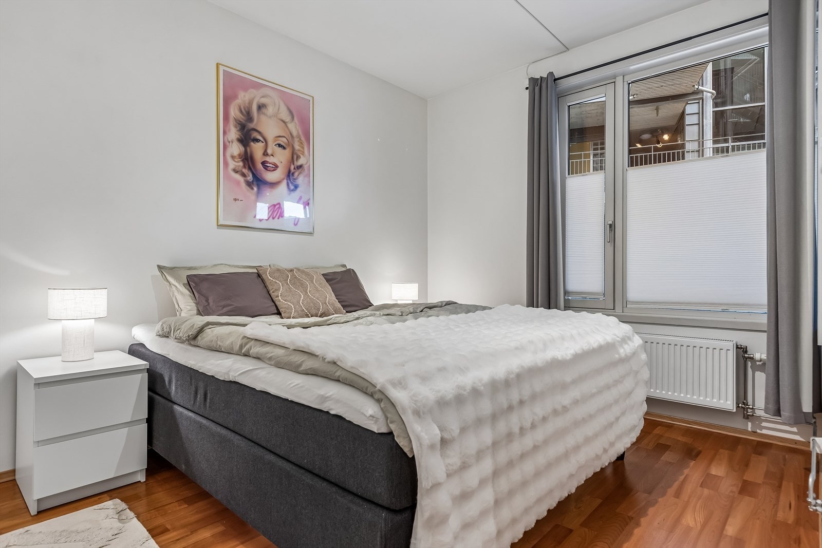 Leiligheten har 2 soverom. Dette har en størrelse på 11,5m² og er det største soverommet. Her har du god plass til ønsket størrelse på seng og tilhørende møblement. Galleribilde