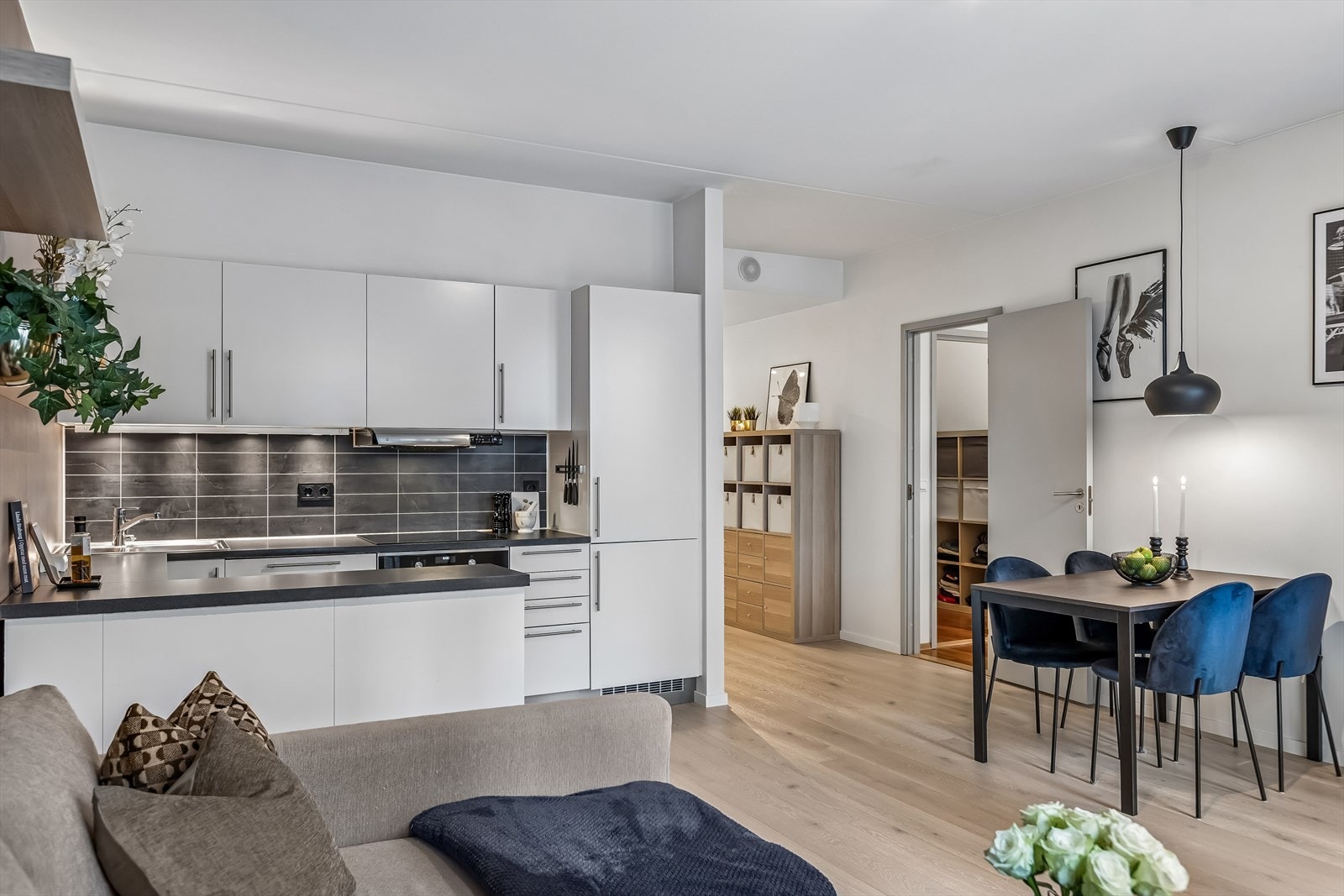 Leiligheten har åpen stue- og kjøkkenløsning på 21m². Her har du plass til både sofagruppe og spiseområde. Galleribilde