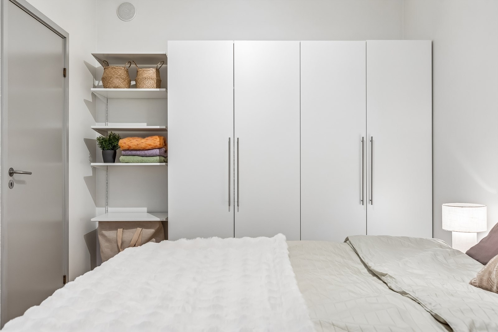 Praktisk garderobeskap som medfølger handelen. Galleribilde