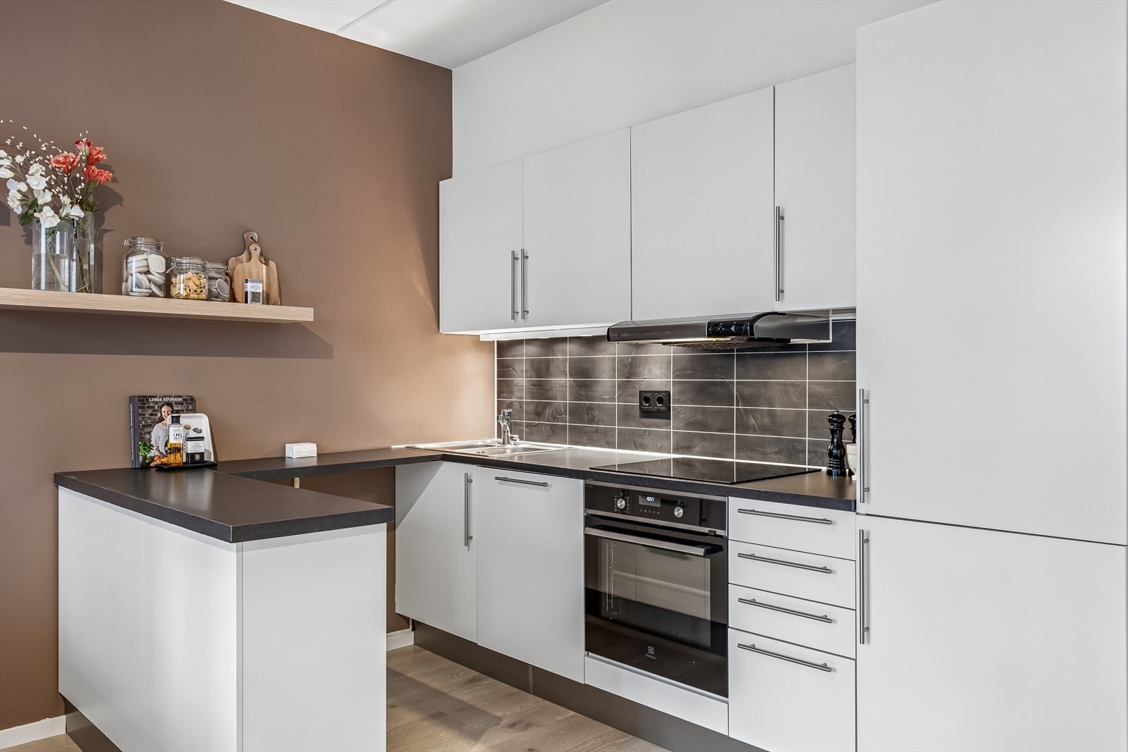 Det er godt med skap- og benkeplass, som gir praktiske arbeidsforhold og rikelig med oppbevaringsmuligheter. Galleribilde