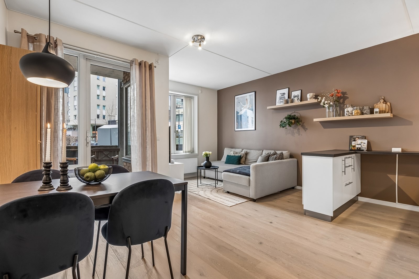 Her bor man rett ved Portalen som byr på dagligvarebutikk, sportsbutikk og 3T-Solsiden, i tillegg til at det er kort avstand til Solsiden kjøpesenter hvor du finner "alt" du trenger i hverdagen. Galleribilde