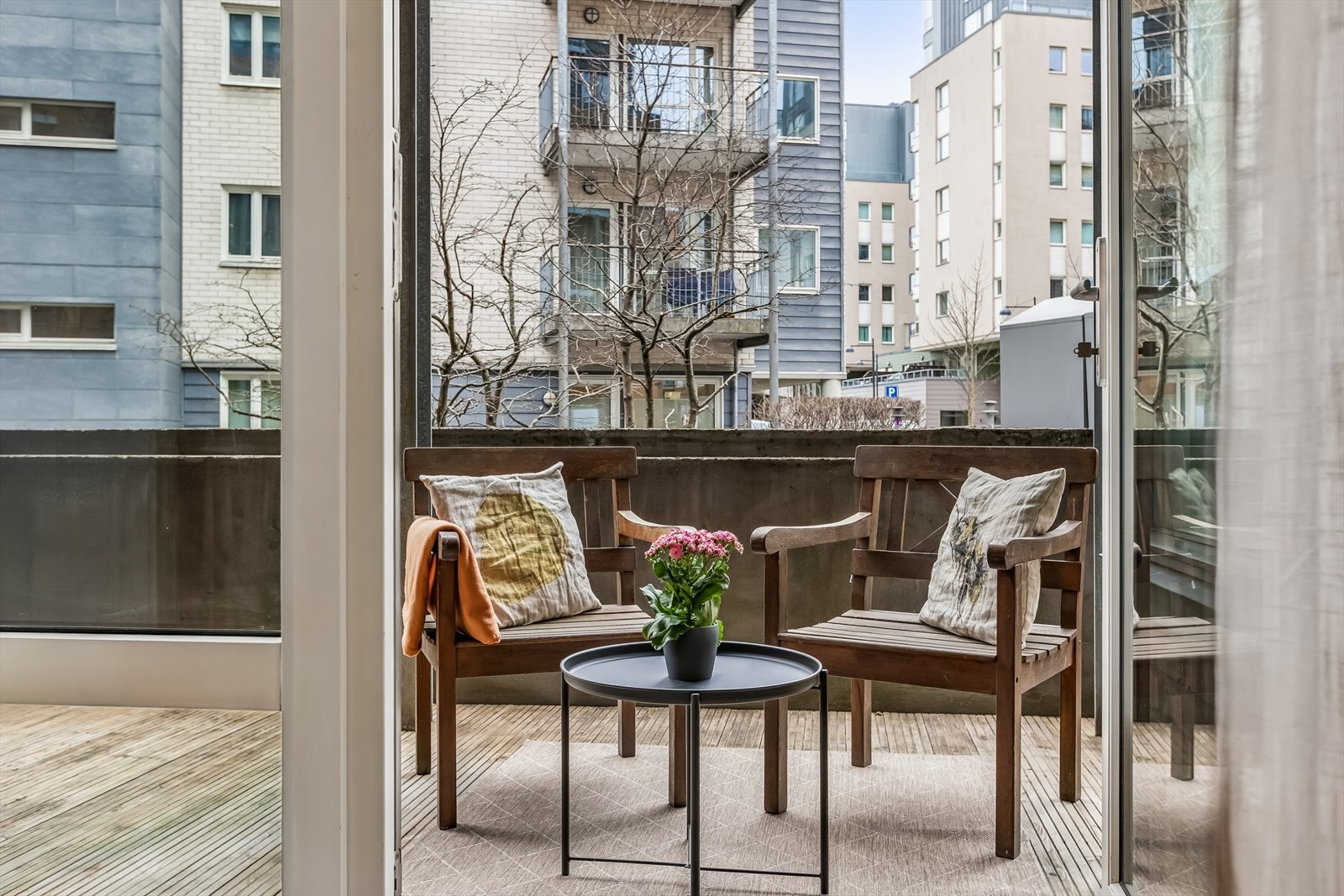 Direkte fra stuen har du tilgang til leilighetens egne vestvendte terrasse på 15m². Galleribilde