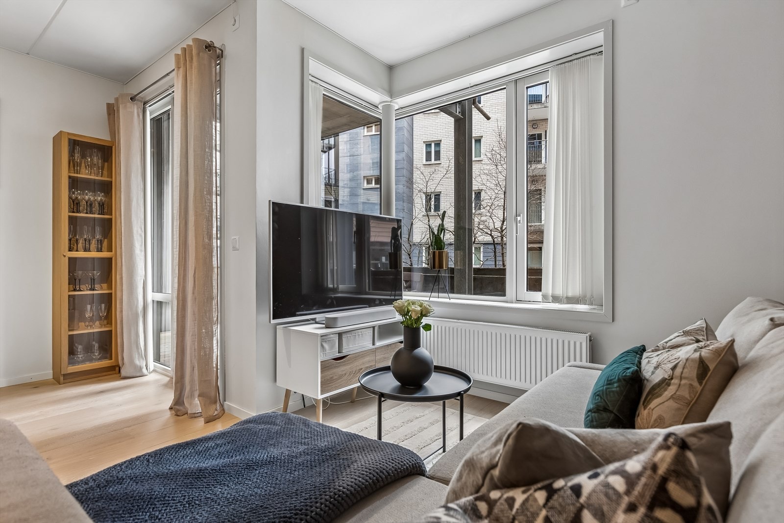 Leiligheten holder god gjennomgående standard fra 2005 med generøs takhøyde. Galleribilde