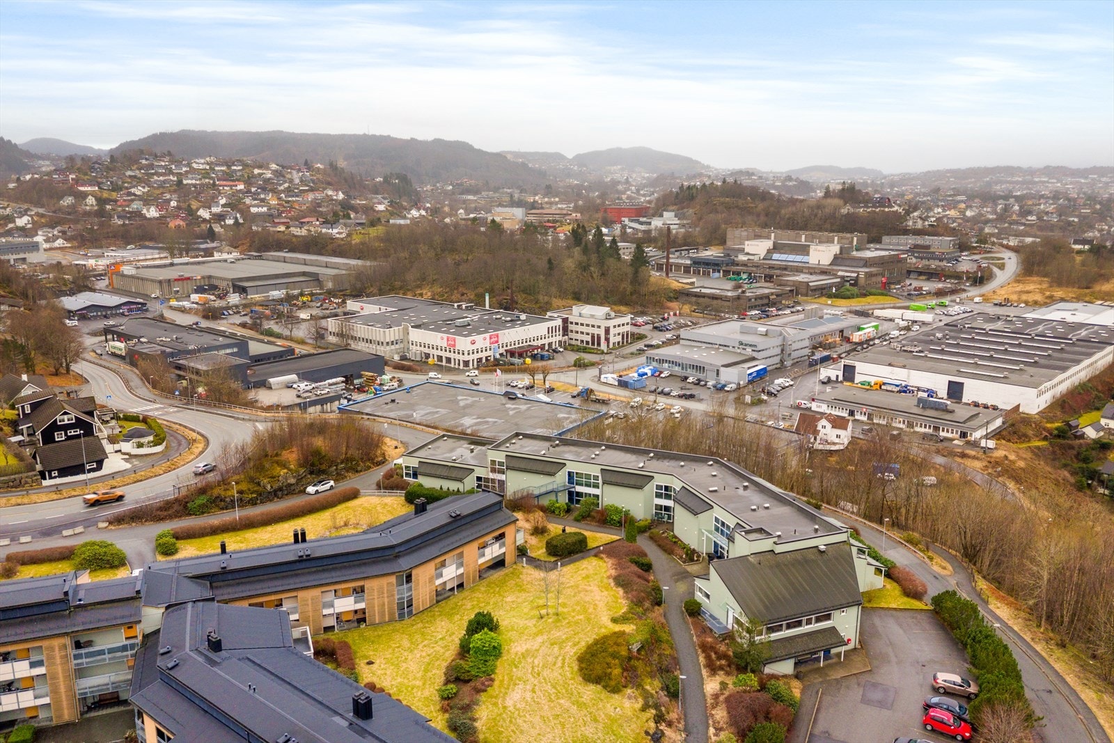 Både Bergen sentrum og Nesttun fungerer som sentrale kollektivknutepunkter, noe som sikrer enkel og effektiv adkomst til øvrige deler av byen. Galleribilde