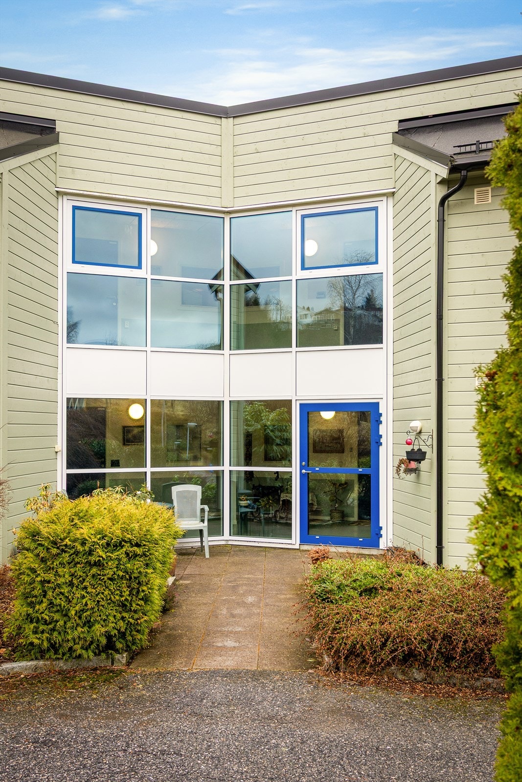 Leiligheten ligger i et veletablert boligområde med gode solforhold og utsikt over nærområdet, samtidig som flotte turområder er lett tilgjengelig. Galleribilde