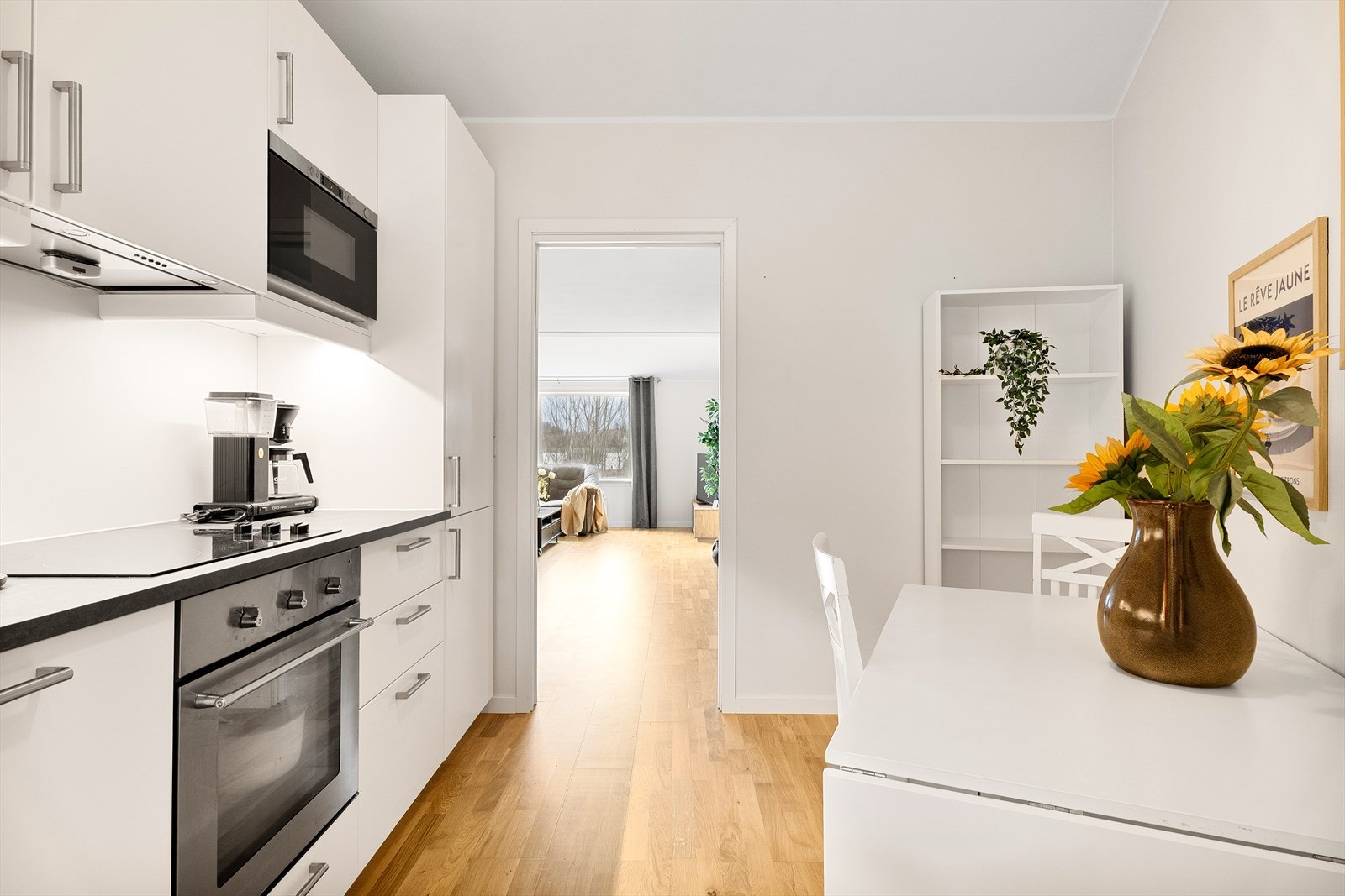 Rommet fremstår lyst og trivelig med plass til en liten spisegruppe. Galleribilde