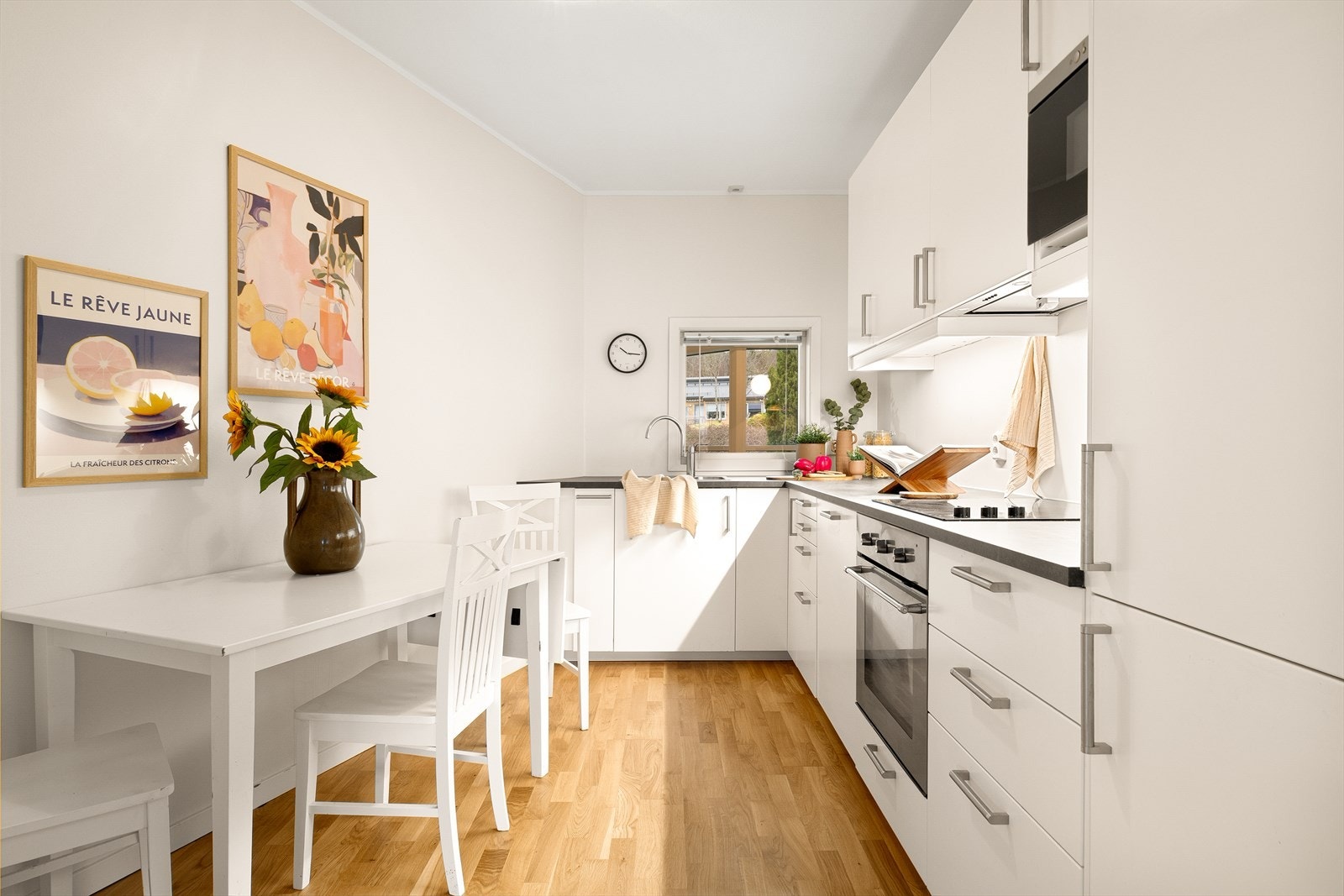 Denne moderne 3-roms seniorleiligheten (50+) ligger solrikt og fredelig til på et høydedrag i attraktive Sanddalskollen, helt i enden av en blindvei. Galleribilde