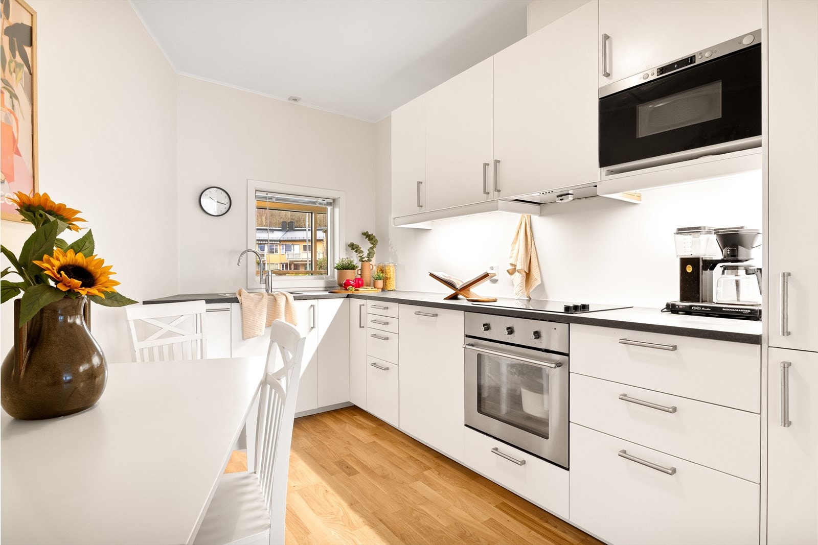 Kjøkkenet er fra 2017 og har god skap- og benkeplass med Integrerte hvitevarer. Galleribilde