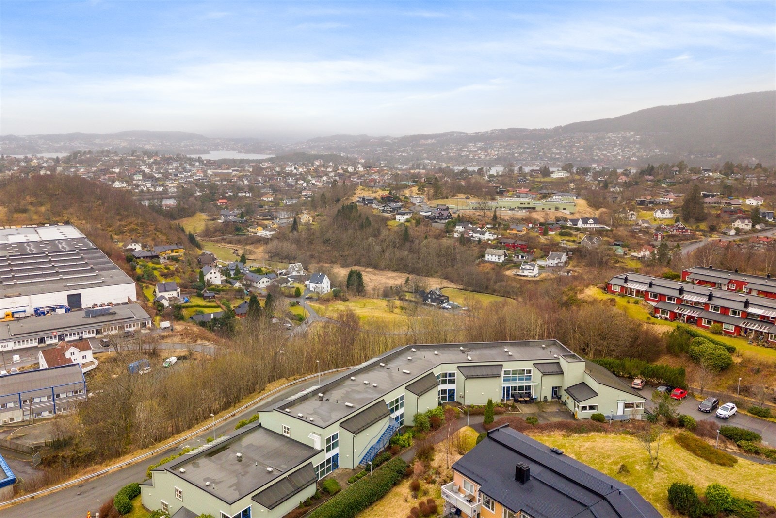 Nærmeste busstopp ligger rett utenfor borettslaget, med direkte forbindelse til Nesttun sentrum og Bergen sentrum. Galleribilde