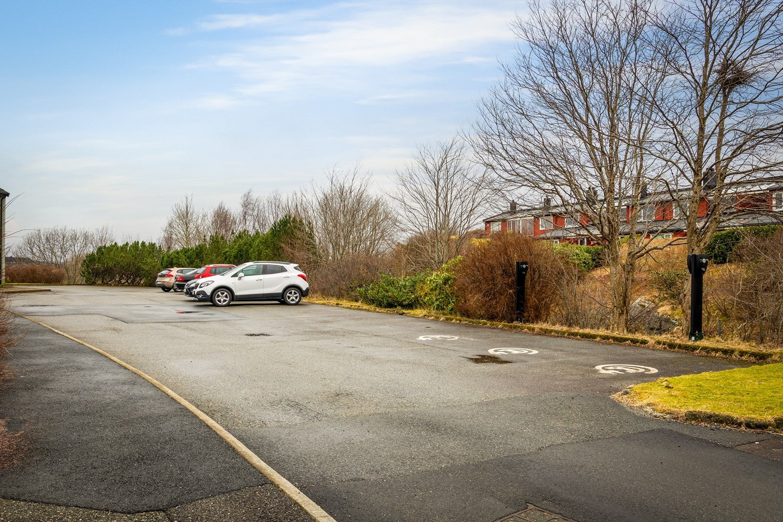 Gode parkeringsforhold. Noen av leilighetene har egen garasje som følger med leiligheten. Ellers kan en leie carport i laget, disse tildeles etter ansiennitet/botid i laget. Galleribilde