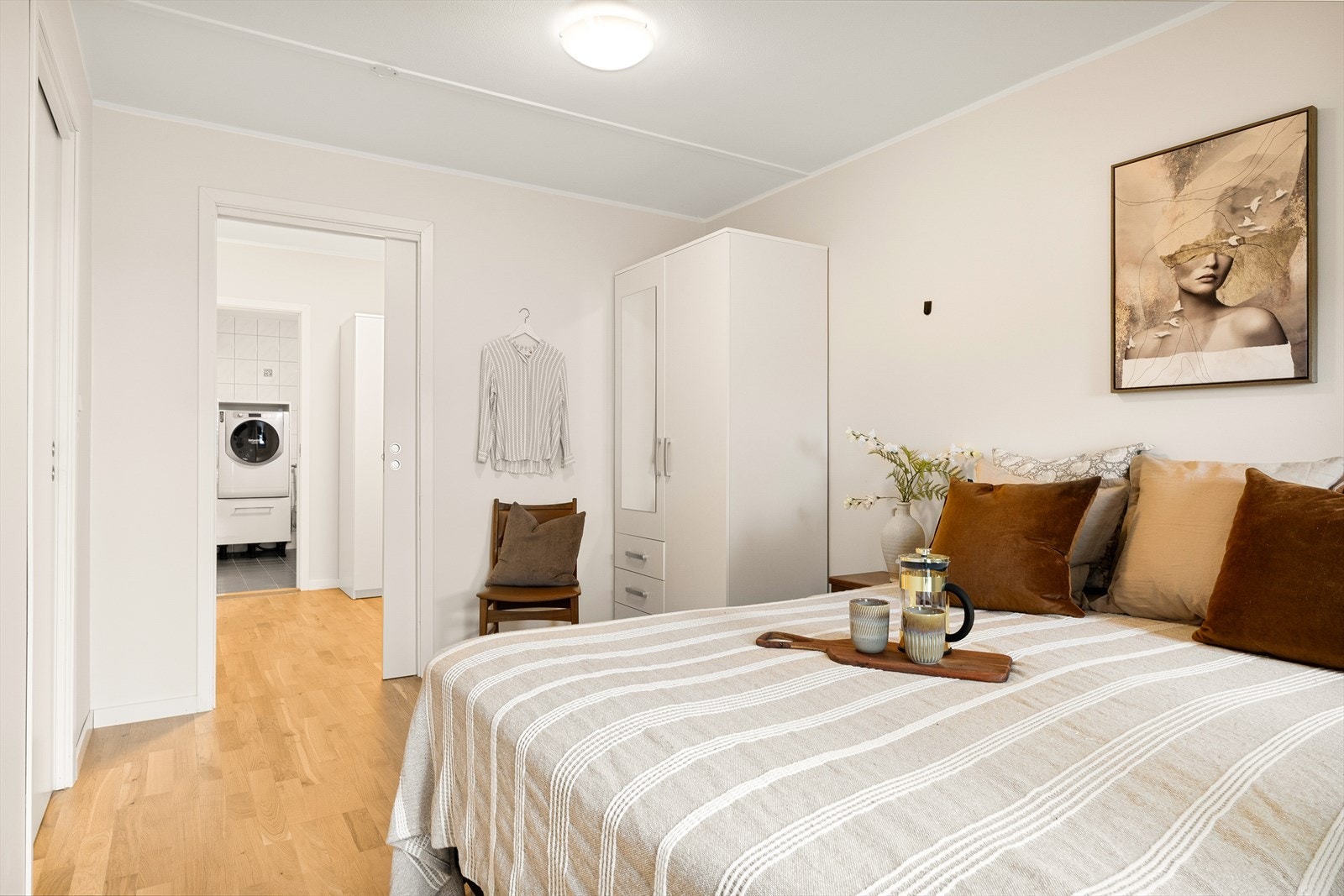 Fra hovedsoverom er det inngang til walk-in garderobe og praktisk gjennomgang til bad fra garderobe. Galleribilde