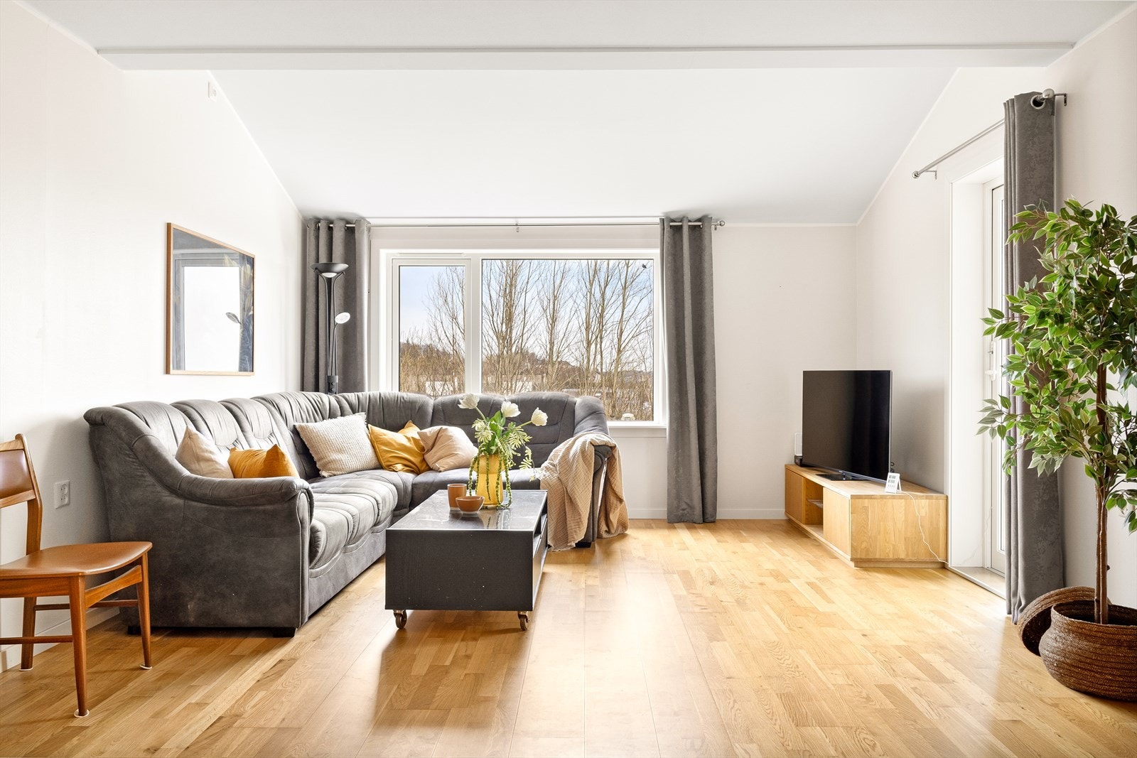 Stuen er romslig med god plass til både sofagruppe og spisebord. Galleribilde