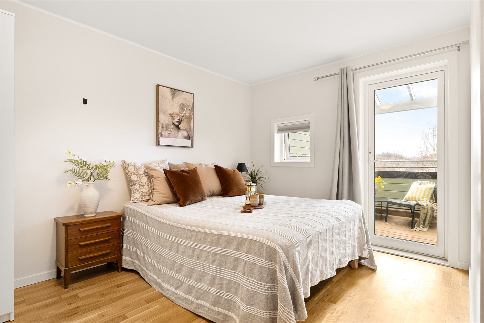 Leiligheten har to soverom. Begge rommene har plass til seng og garderobeløsning. Galleribilde