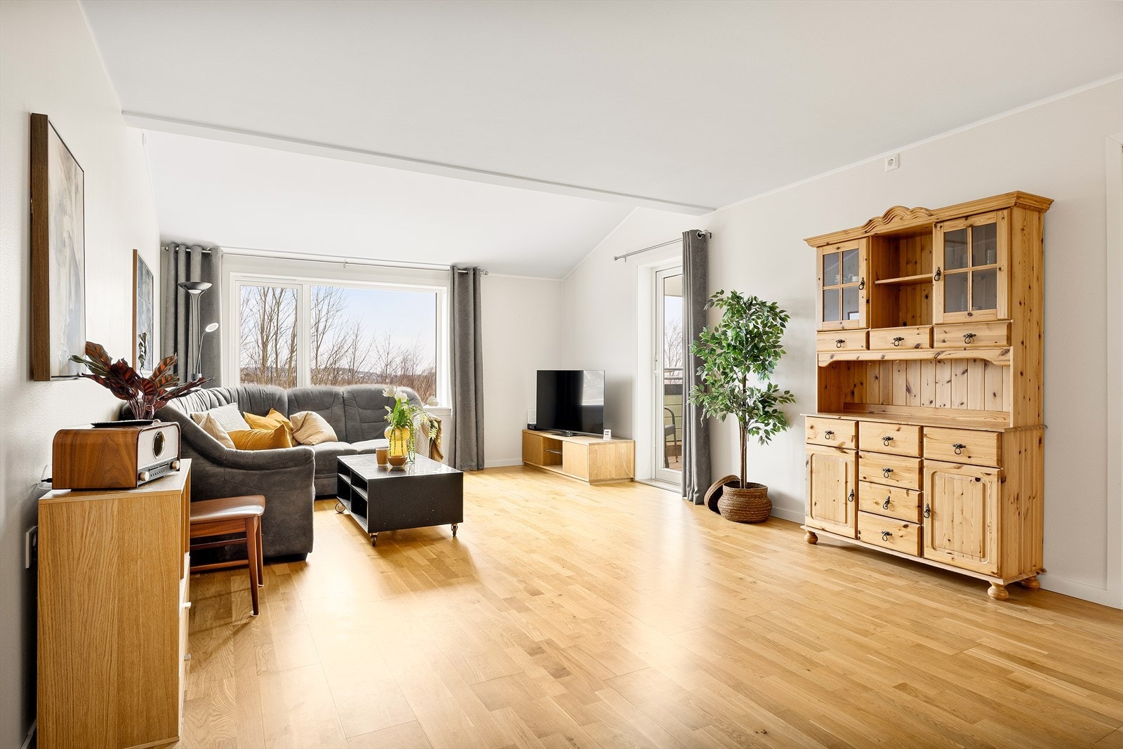 Leiligheten har en gjennomgående god standard med nytt bad og kjøkken fra 2017 og en smart, arealeffektiv planløsning. Galleribilde