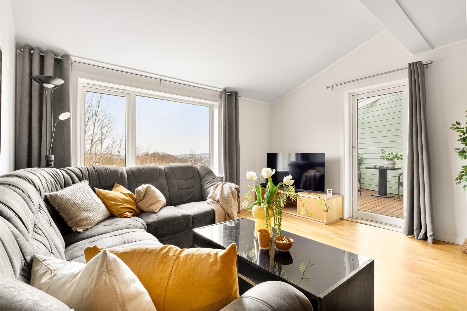 Gode vindusflater gir rikelig med naturlig lys og en innbydende atmosfære. Galleribilde