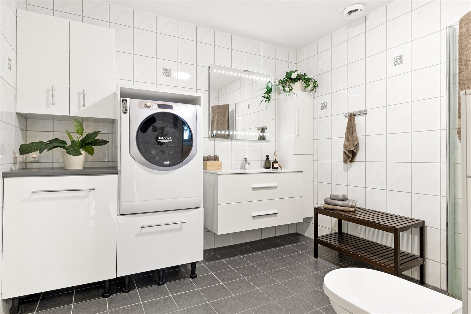 Badet er fra 2017 og er lyst og stilrent. Galleribilde