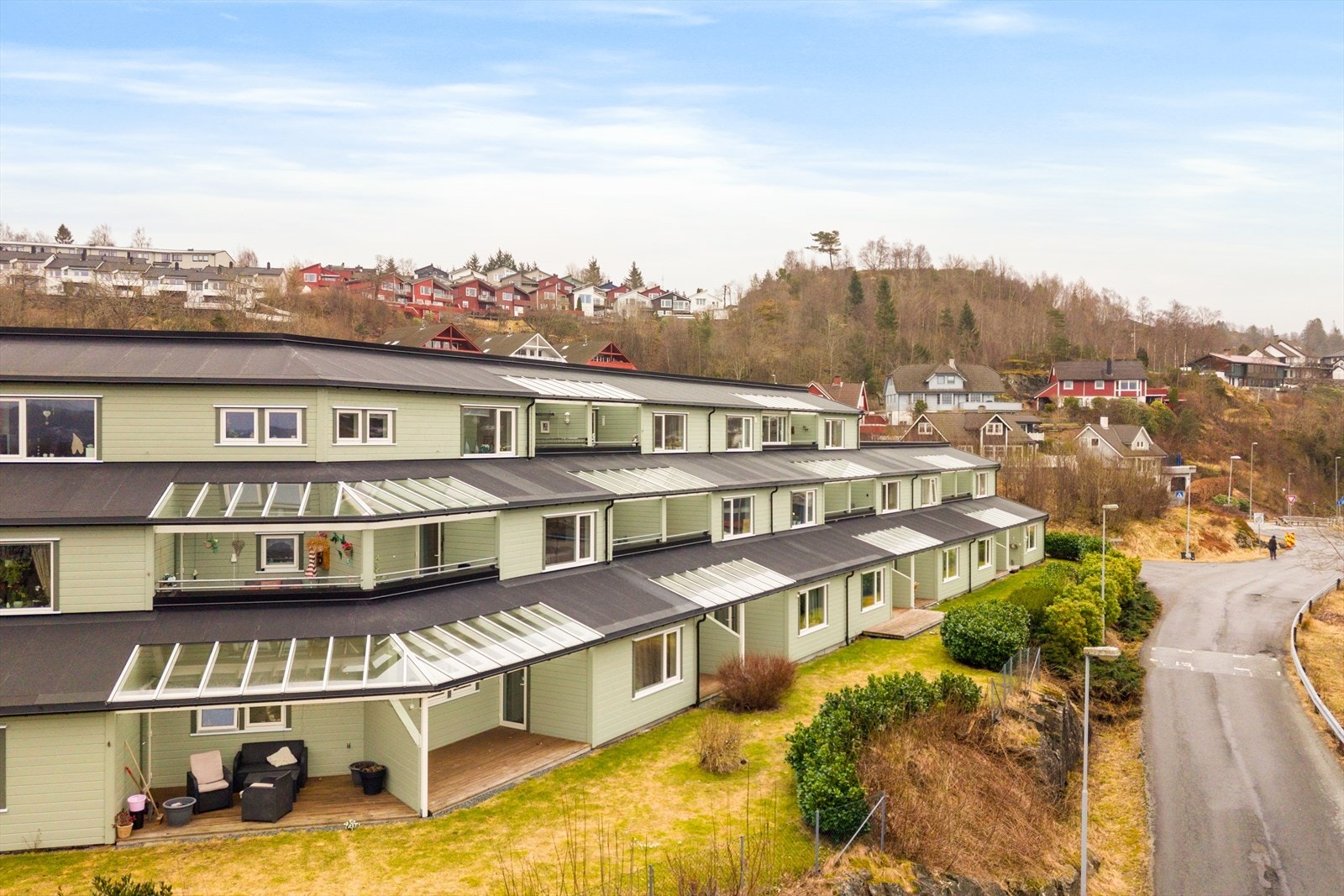 Her bor du i et attraktivt og etablert nabolag som byr på en behagelig balanse mellom naturnære omgivelser og urbane kvaliteter. Galleribilde