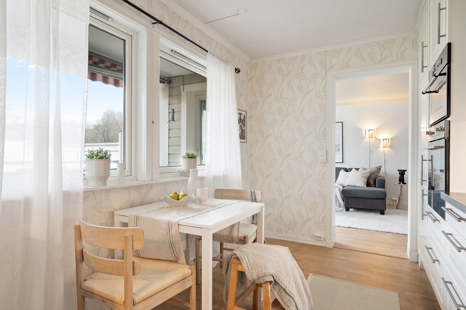 Fra kjøkkenet er det åpen passasje inn til stuen og vinduer ut mot uteplassen Galleribilde