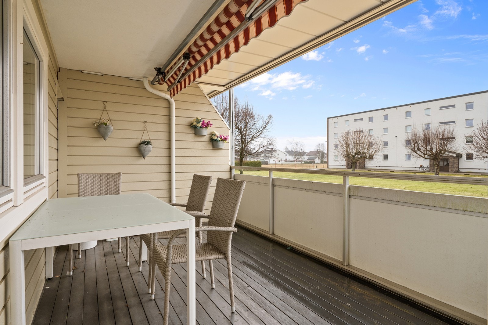 Fra stuen er det utgang til en sydvestvendt og solrik uteplass på 11 m². Galleribilde