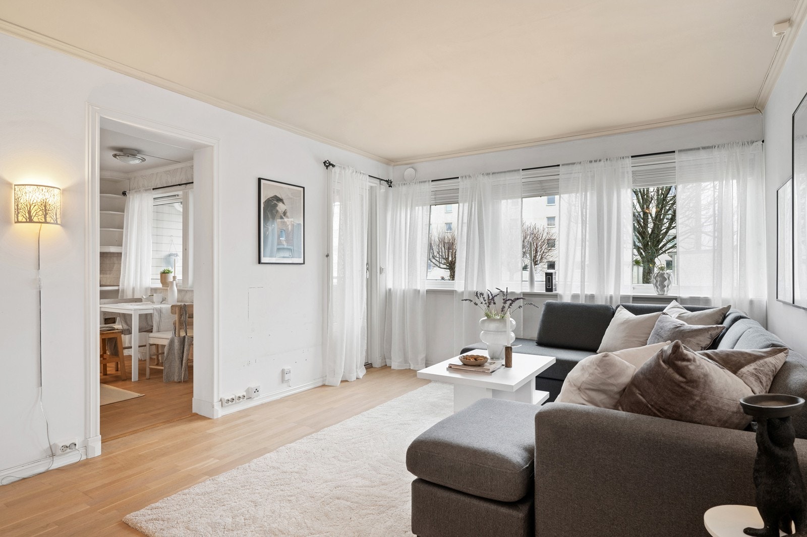 Stuen er adskilt fra kjøkkenet Galleribilde