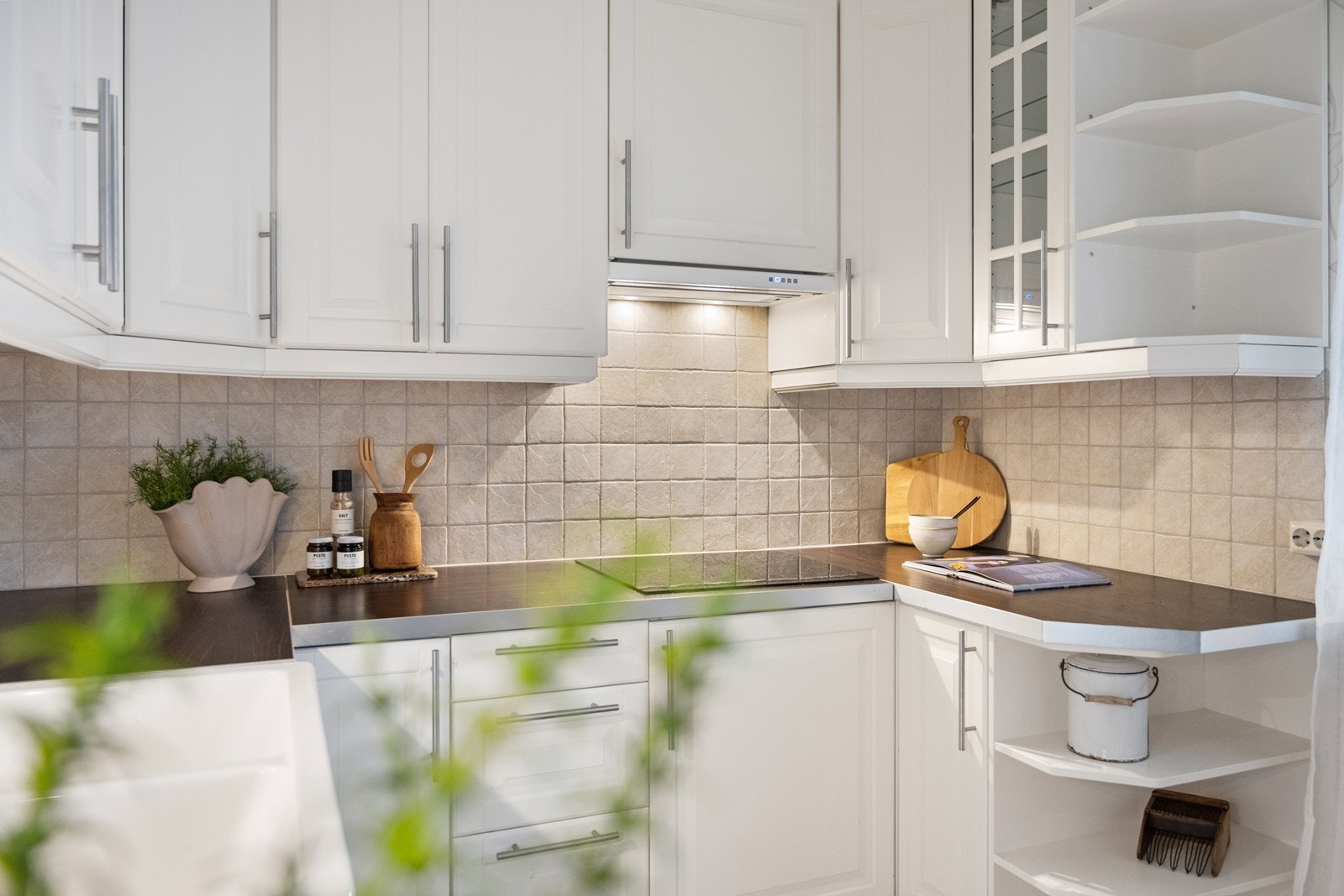 Integrert induksjonstopp og kjøkkenventilator med avtrekk ut. Galleribilde