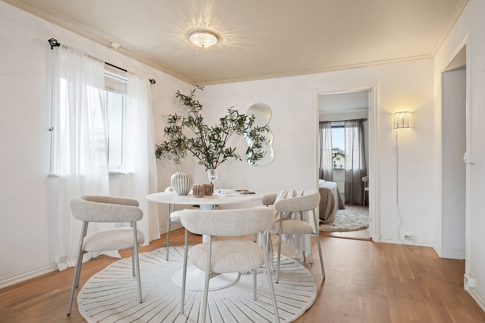 Det største soverommet ligger i enden av stuen, mot nordøst Galleribilde