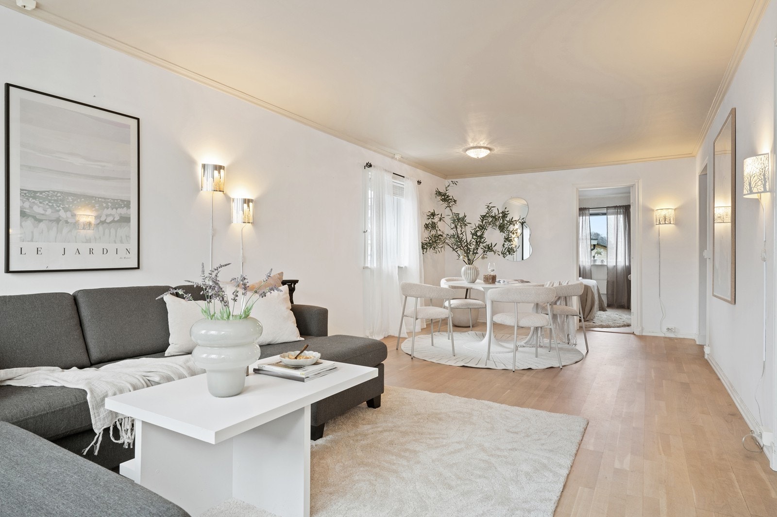 Siden leiligheten er en endeleilighet, har den et ekstra vindu ved spisestuen Galleribilde