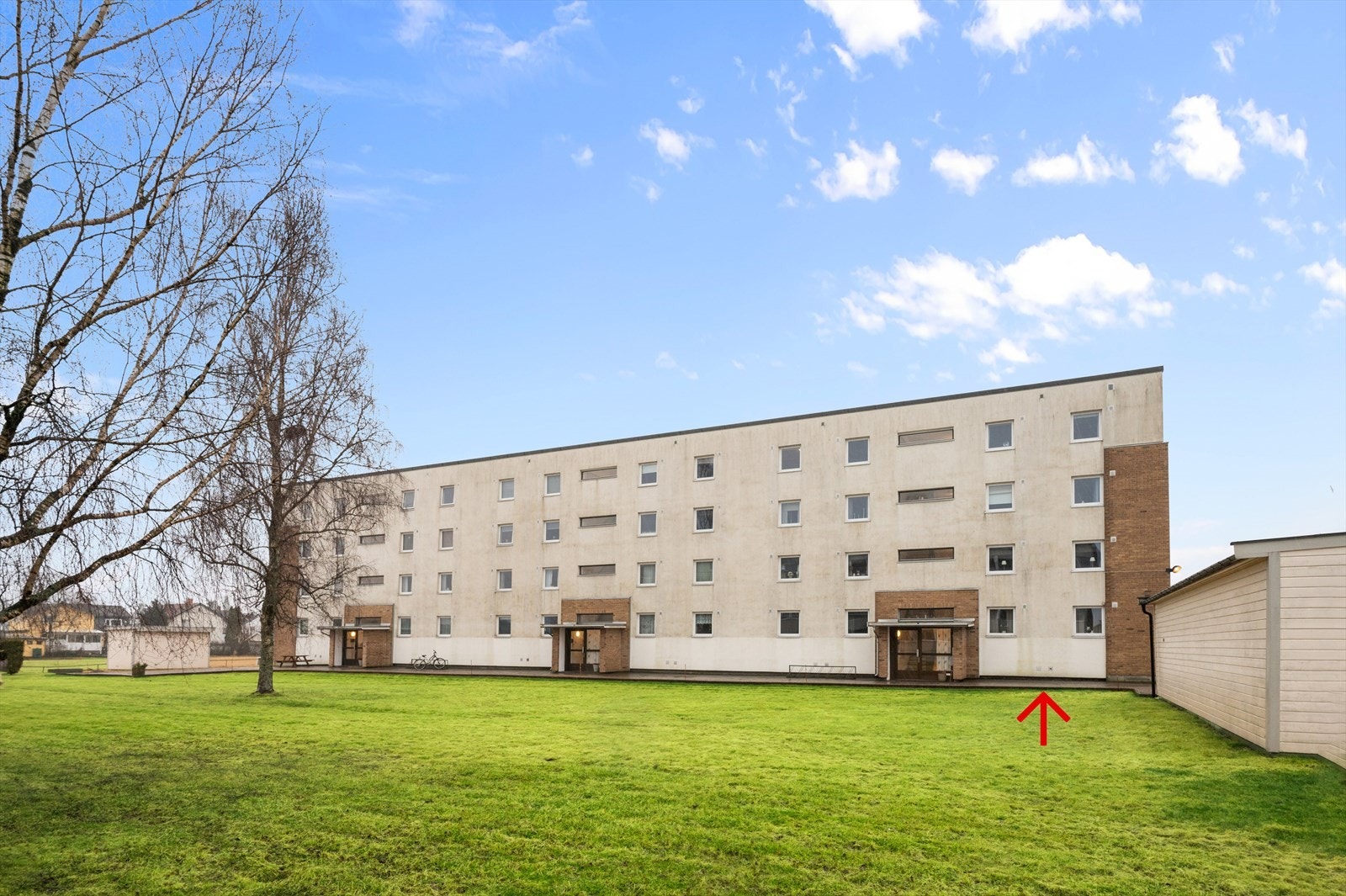 Blokken fra 1969 har fasader kledd med trepanel, puss og teglstein. Leiligheten disponerer en bod på 4 m² i kjelleren. Galleribilde