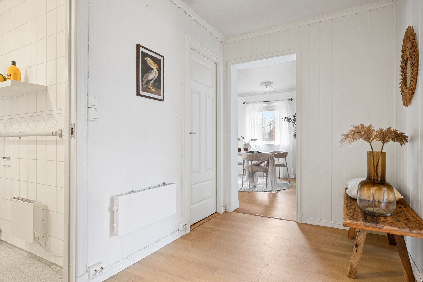 Badet er inn til venstre og bod/vaskerom finner du bak den lukkede døren Galleribilde