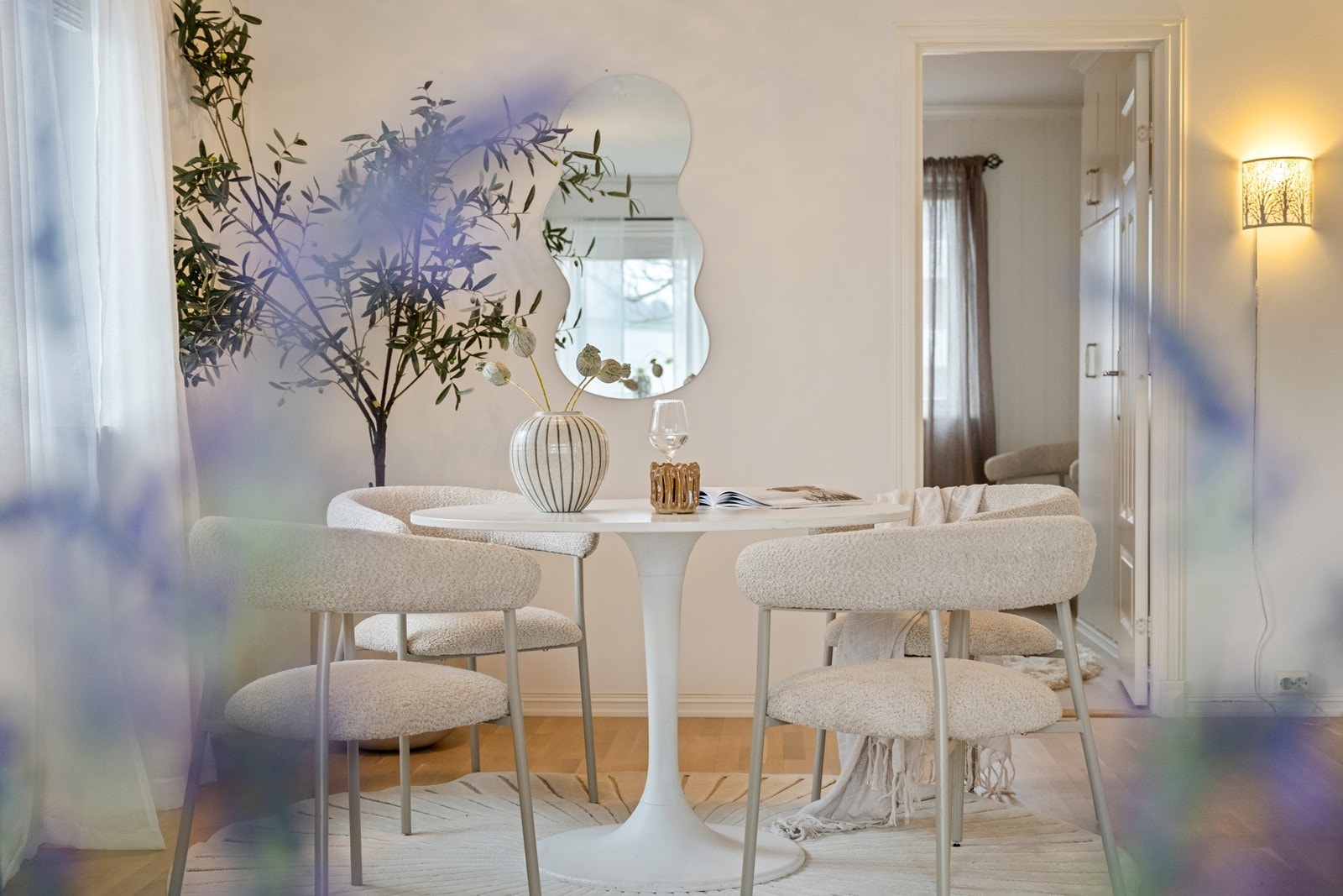 Mellom etasjene er det etasjeskille av betongdekke. Galleribilde