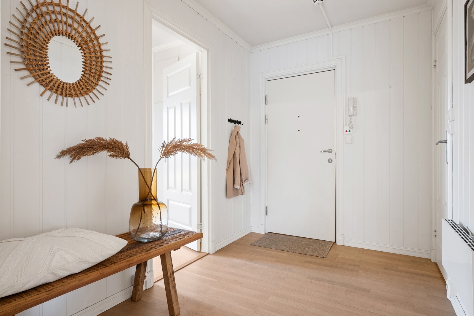 Entréen er utstyrt med porttelefon. Ett av soverommene til venstre og badet til høyre Galleribilde