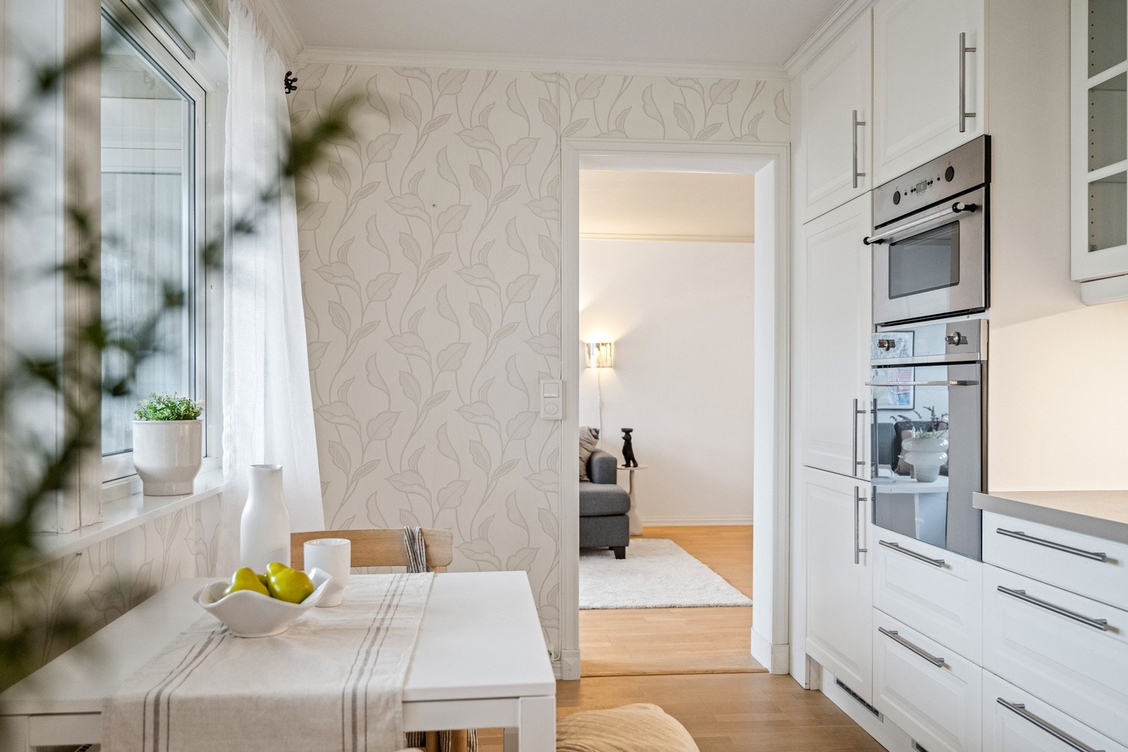 Høyskap med integrert stekeovn og mikrobølgeovn. Galleribilde