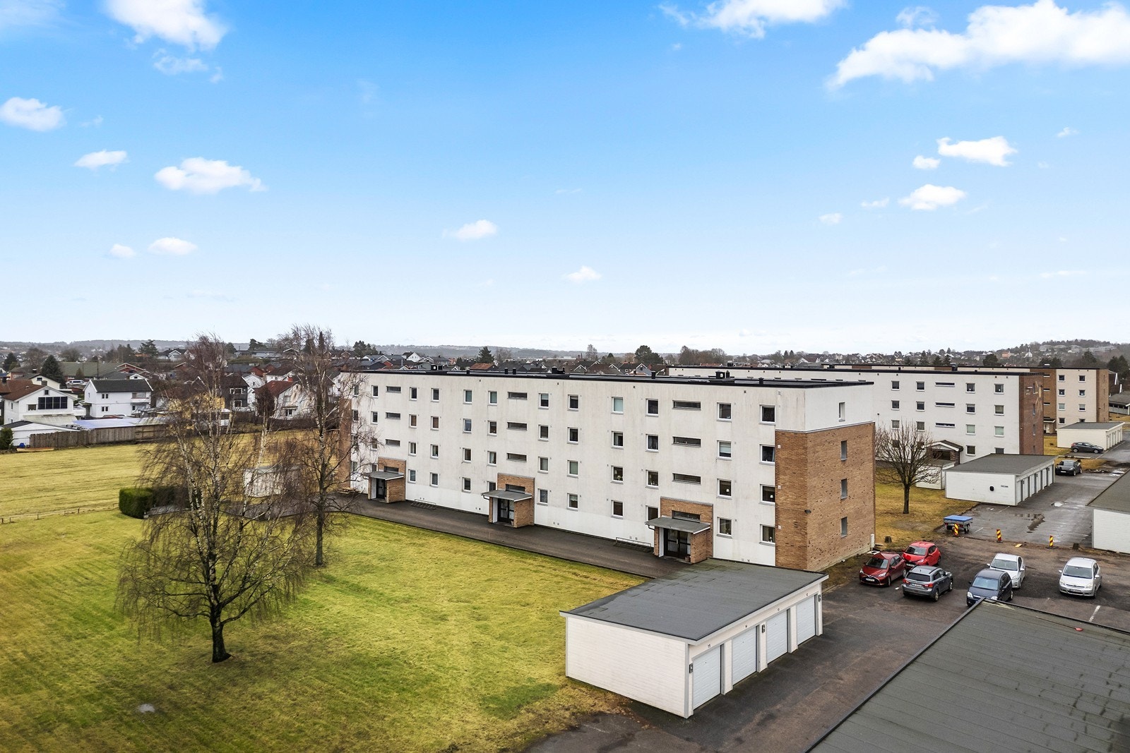 Deler av borettslagets garasjer sees nærmest i bildet. Kort vei til bussholdeplass. Kun 3 minutters gange. Galleribilde