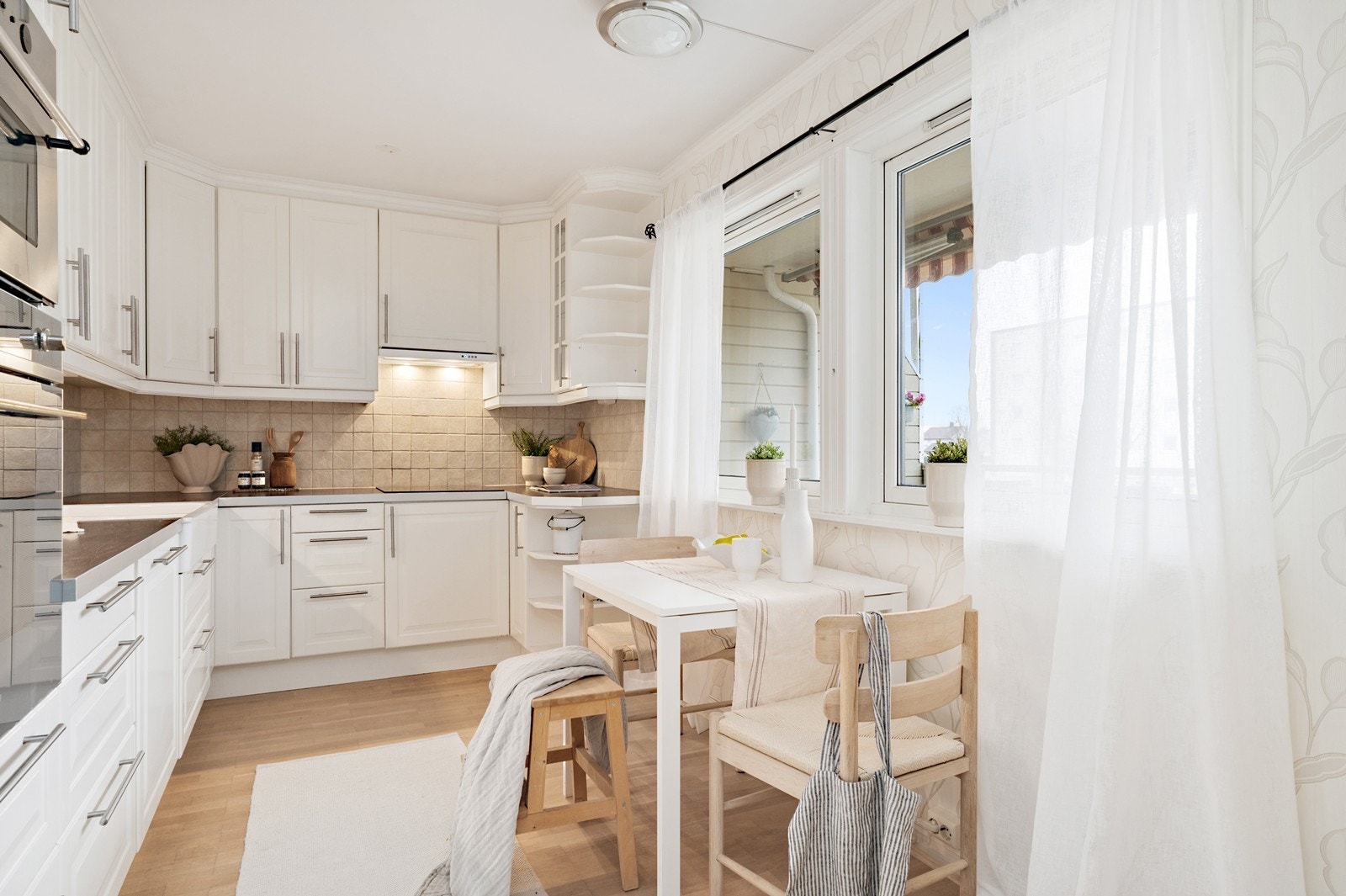 Det lyse, trivelige kjøkkenet har en hyggelig spiseplass ved vinduet. Galleribilde