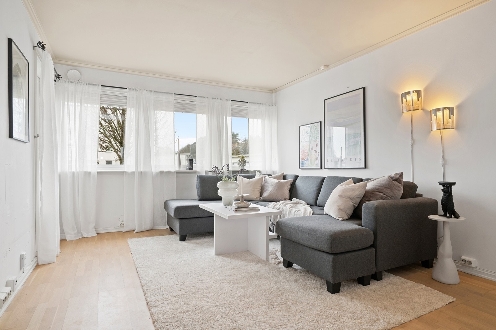 Romslig stue med god plass til både sofagruppe og spisebord. Utgang til uteplassen, til venstre i bildet Galleribilde